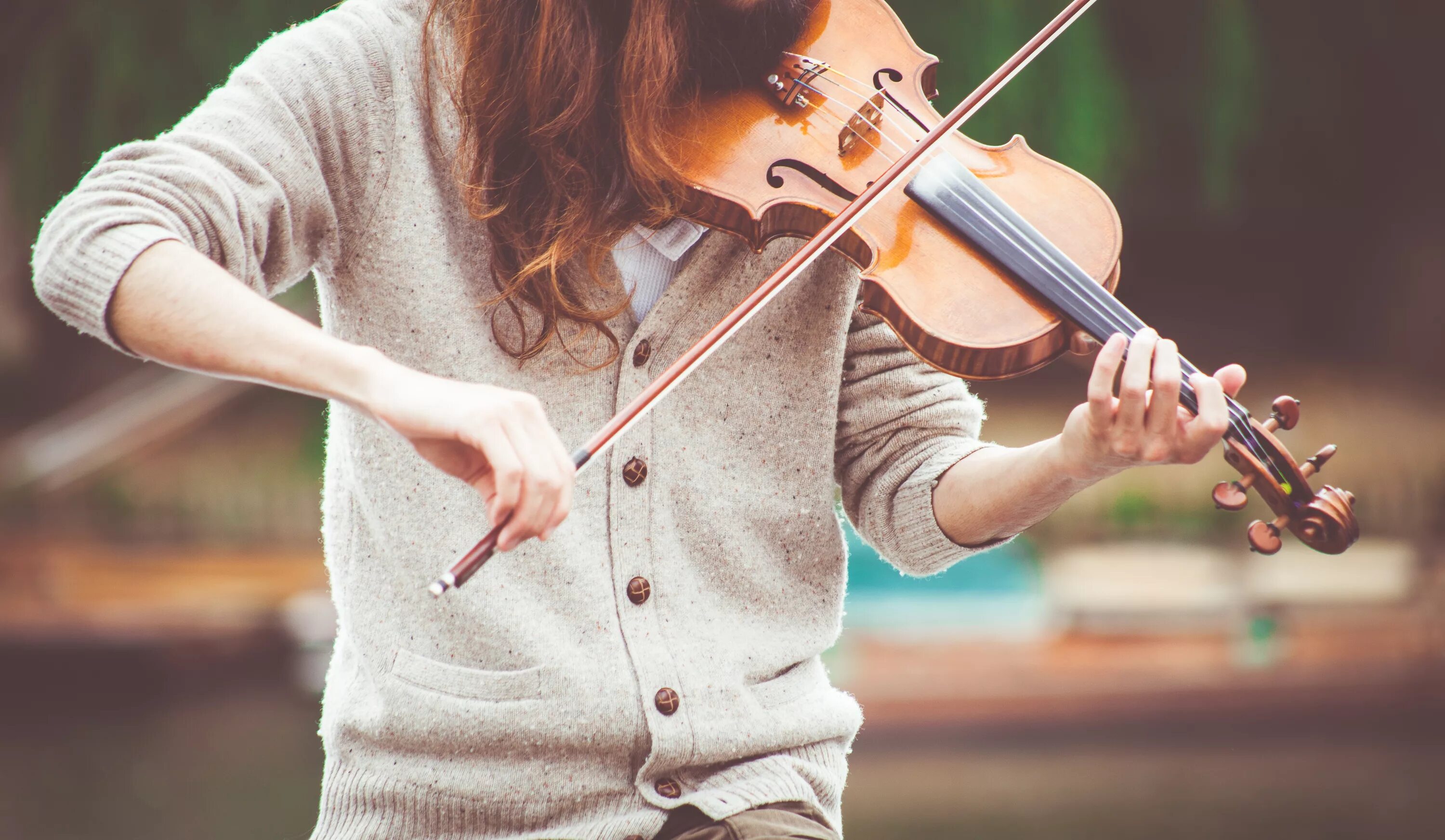 Воровке музыка. Девушки со скрипкой. Красивая девушка со скрипкой. Скрипка в руках.