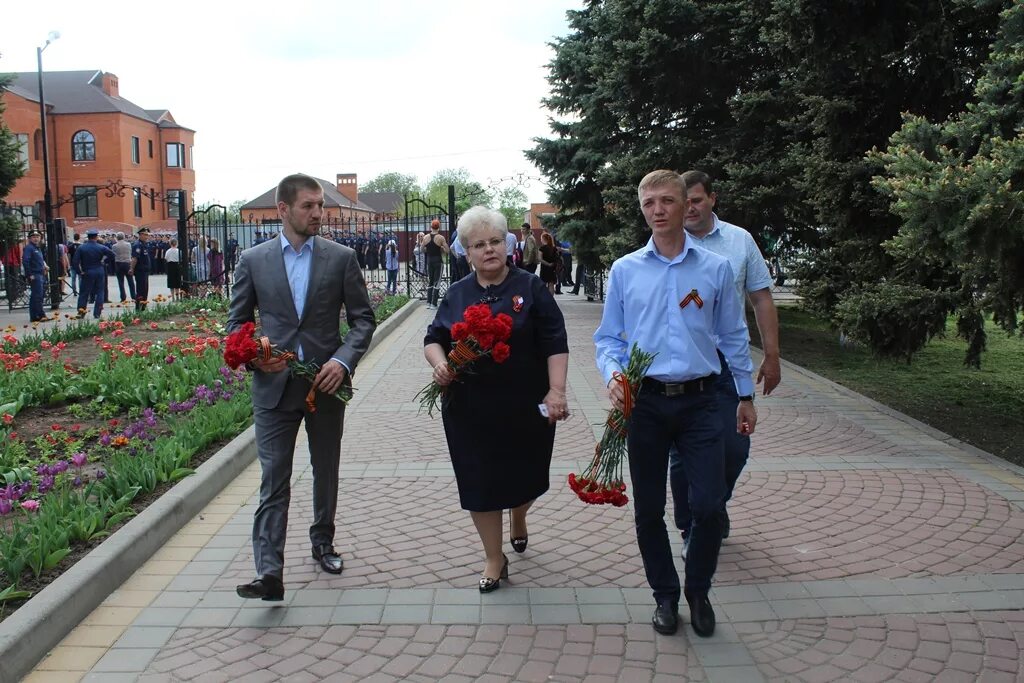 Погода краснодарский край кущевский район с красное. Село красное Краснодарский край Кущевский район. Заместитель главы Кущевского района Краснодарского края. Площадь Кущевского района Краснодарского края. Депутат Кущевского района.