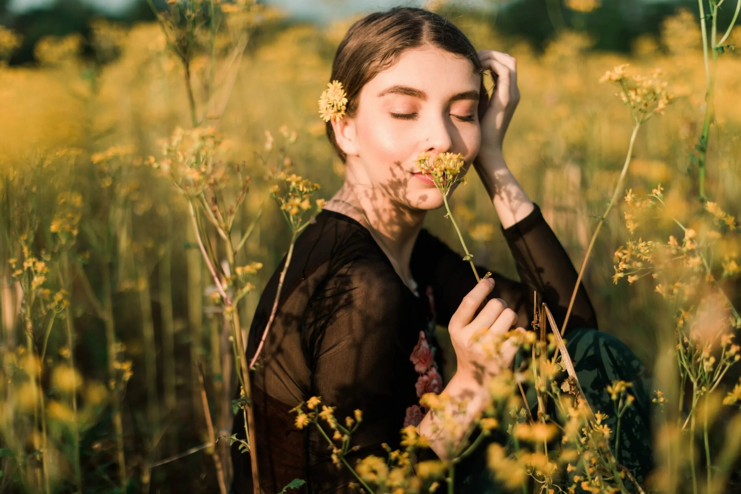 Девушка нюхает цветы. Запах человека. Вдыхать аромат. Фотографии людей на природе.