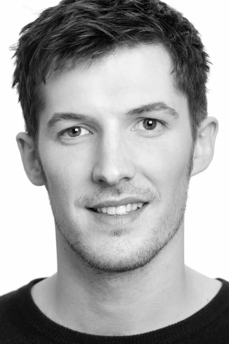 ли английский актер. джереми айронс в молодости. дэн стивенс. чарли нельсон гвилим ли. бенедикт камбербэтч со светлыми волосами.