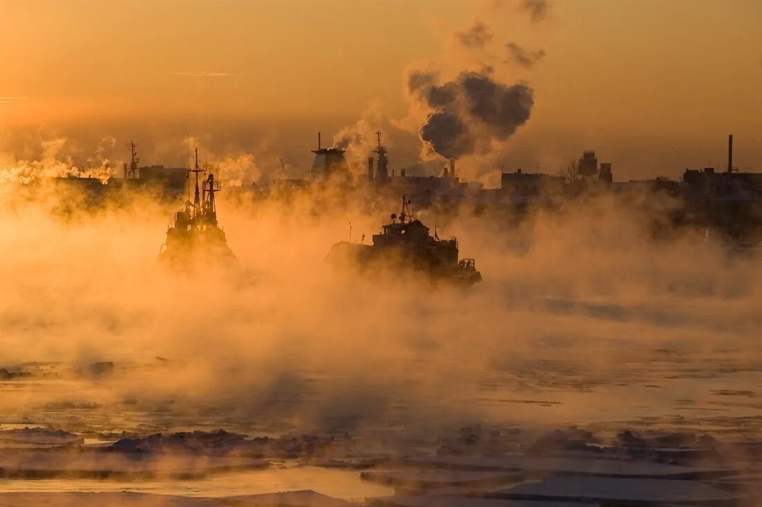 дым над водой. дым над водой и огонь в небесах. дым над морем. ночной шторм. густой туман на море.