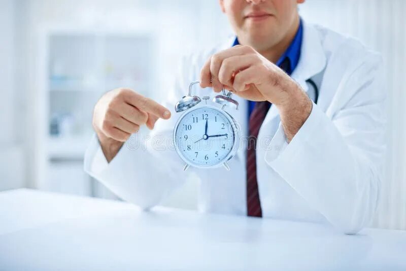 Часы медицина. Часы на руке врача. Часы доктор. Врач и время. Прием врача с часу