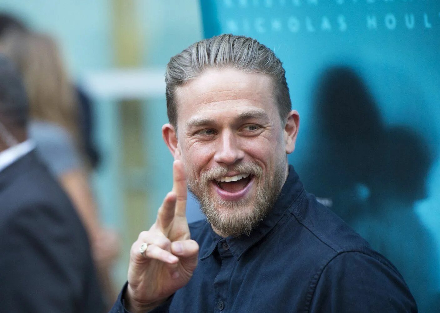 Charlie hunnam. Чарли Ханнэм. Чарли Ханнэм 2015. Чарли Ханнэм фото. Чарли Ханнэм лысый.