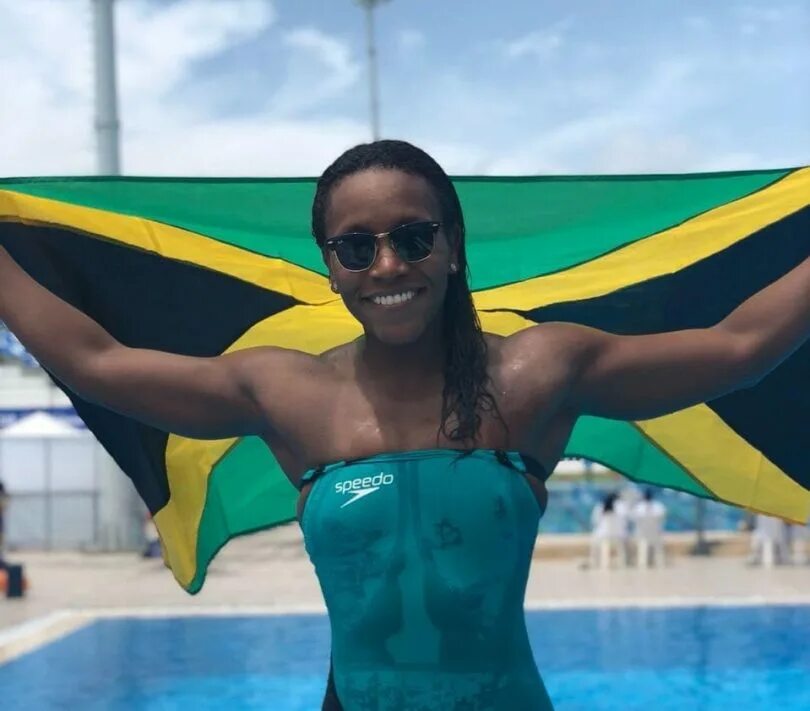 She can well swim. Ямайка девушки. Ямайка девушки на пляже. Девушки в форме сборной Ямайки.