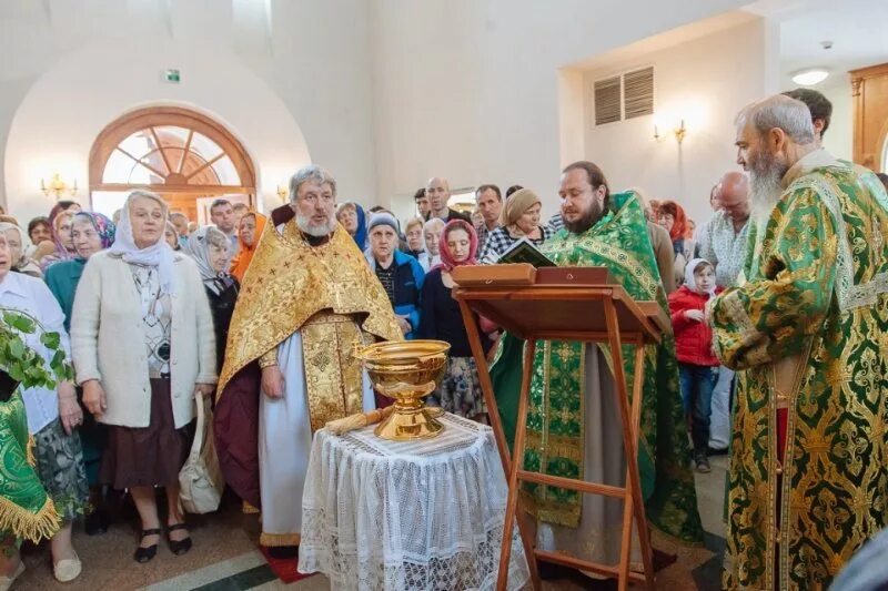 Храм святителя иова на можайском шоссе расписание. Храм святителя иова октябрьская. Храма свт. Храм святителя иова на можайском шоссе расписание богослужений. Церковь патриарха иова.