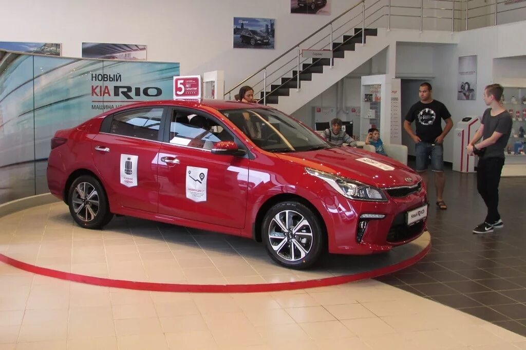 Купить киа рио в автосалоне. Kia Rio 3 у автосалона. Киа Рио новый автосалон. Автосалон Киа Ижевск.