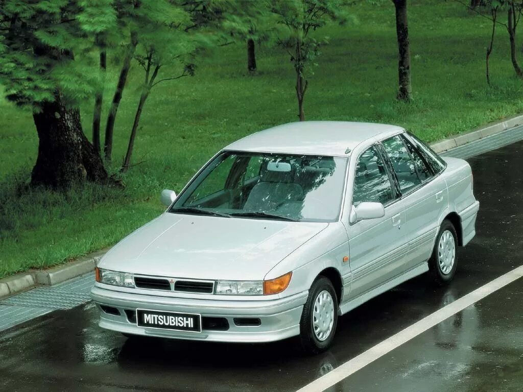 Митсубиси первого поколения. Mitsubishi Lancer 1988. Мицубиси Мираж 1991. Mitsubishi Lancer хэтчбек 1990. Митсубиси Лансер 4.
