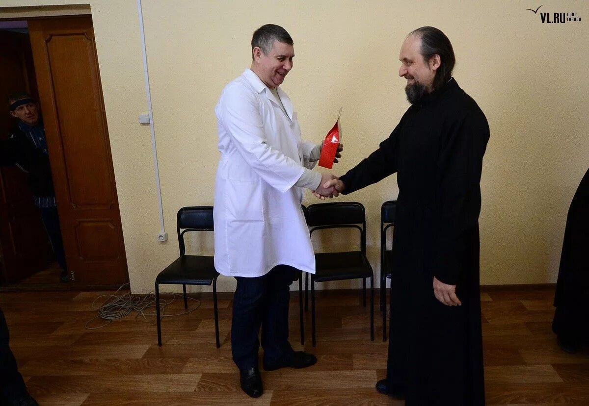 Протоиерей сергей шпарук. Из врачей в священники. Врач духовник владимир аркадьевич. Священник медик. Врач священник.