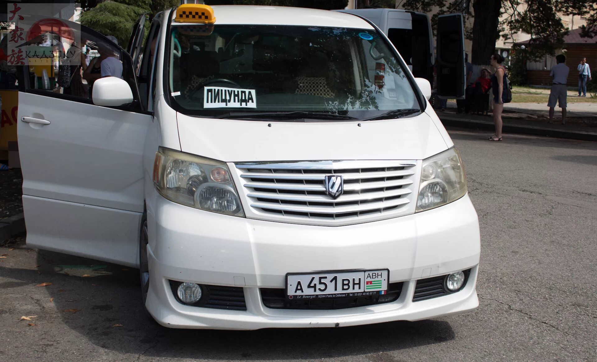 Альфард абхазия. Минивэн тойота альфард 2008. Разыкрашенныц минивен. Toyota alphard wald. Тойота альфард абхазия.