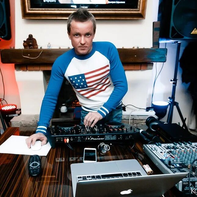 Dj fx. Numark mixtrack pro fx. Dj fx. Диджей космонавт. Numark serato.