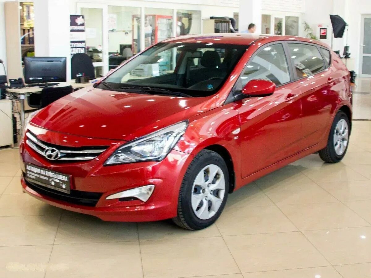 Красный 2015. Solaris Hyundai 2015 красный. Hyundai Solaris 2015 хэтчбек красный. Hyundai Solaris 1 Рестайлинг красный. Hyundai Solaris 2016 красный хэтчбек.