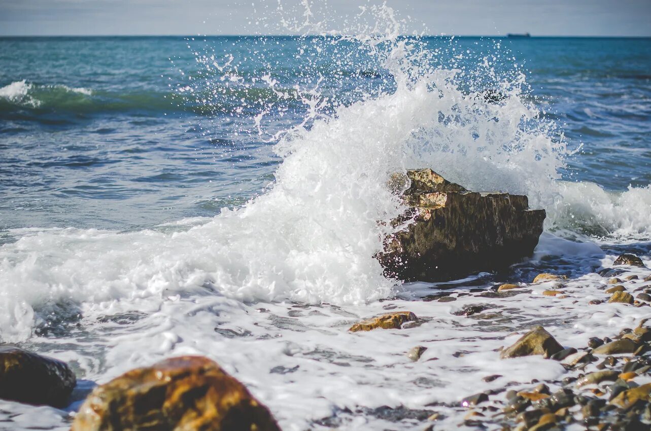 Волна разбивается о камень. Море, волны. Волны бьются о берег. Море волны скалы.