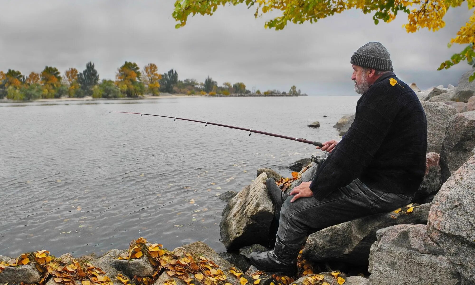 Fish warm. Осенняя рыбалка. Осень рыбалка. Рыбалка осенью. Рыбак осенью.