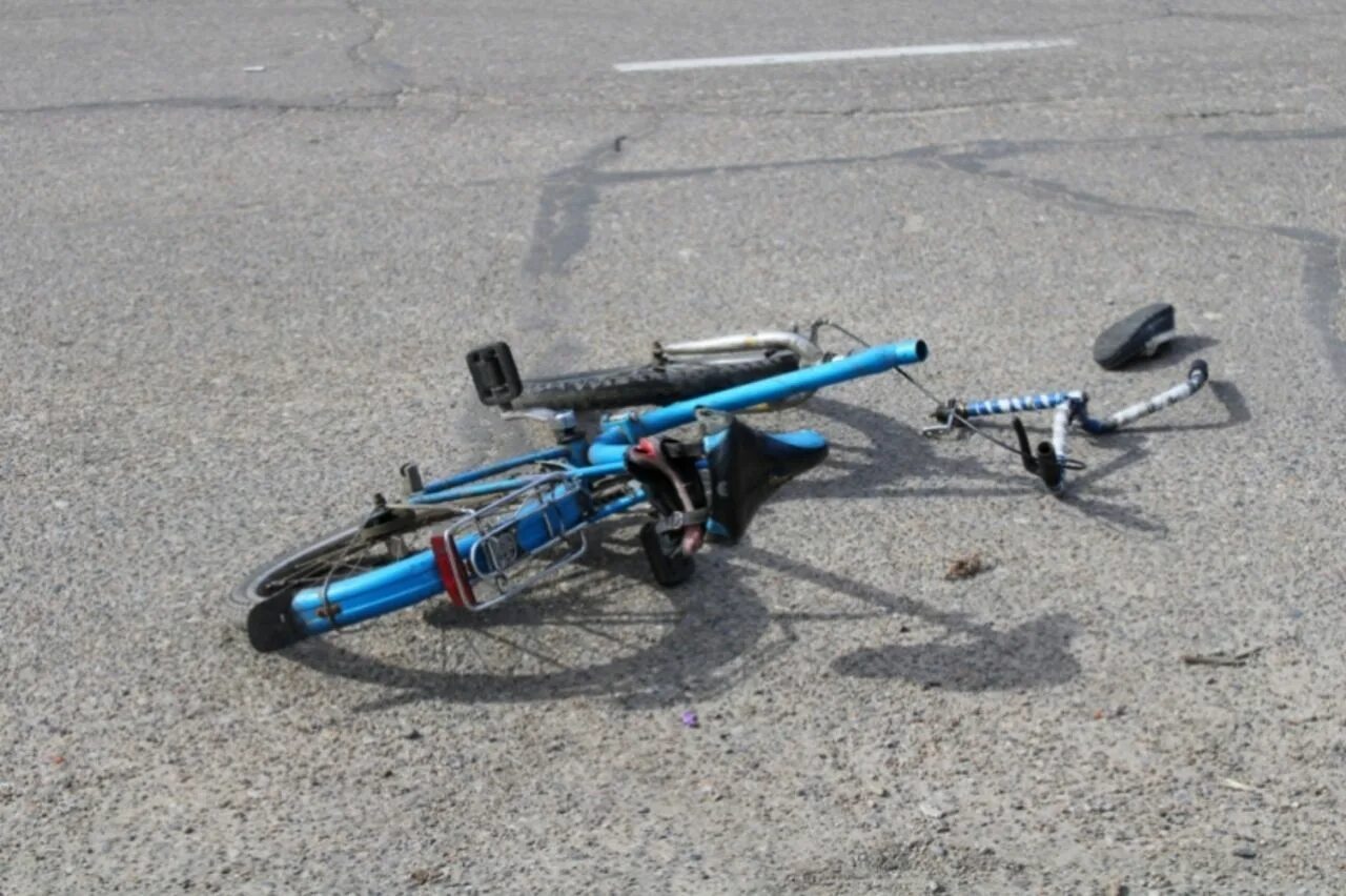 Сбитый мальчик на велосипеде. Дорожно-транспортное происшествие с велосипедистом.