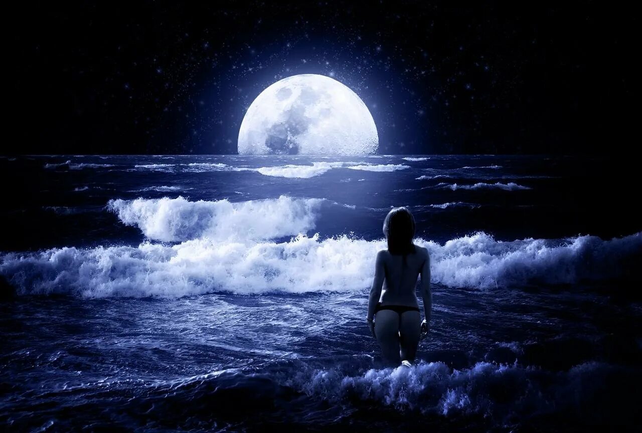 Луна рассталась. Море Луна девушка. Ночь Луна девушка. Девушка на фоне ночного моря. Девушка в ночном море.