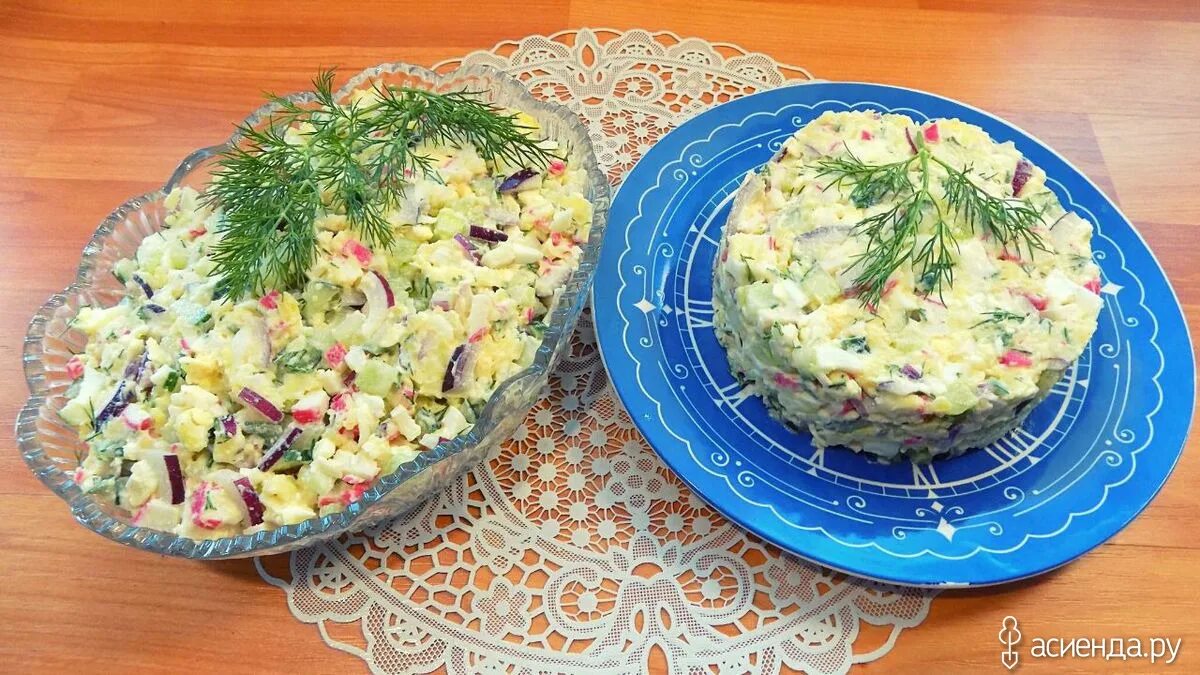 Салат огурцы плавленный сырок. Салат с крабовыми палочками и плавленным сыром. Салат с крабовыми палочками и плавленным сырком. Салат с плавленным сыром и крабовыми палочками и огурцом. Салат с крабовыми палочками огурцами и сыром.