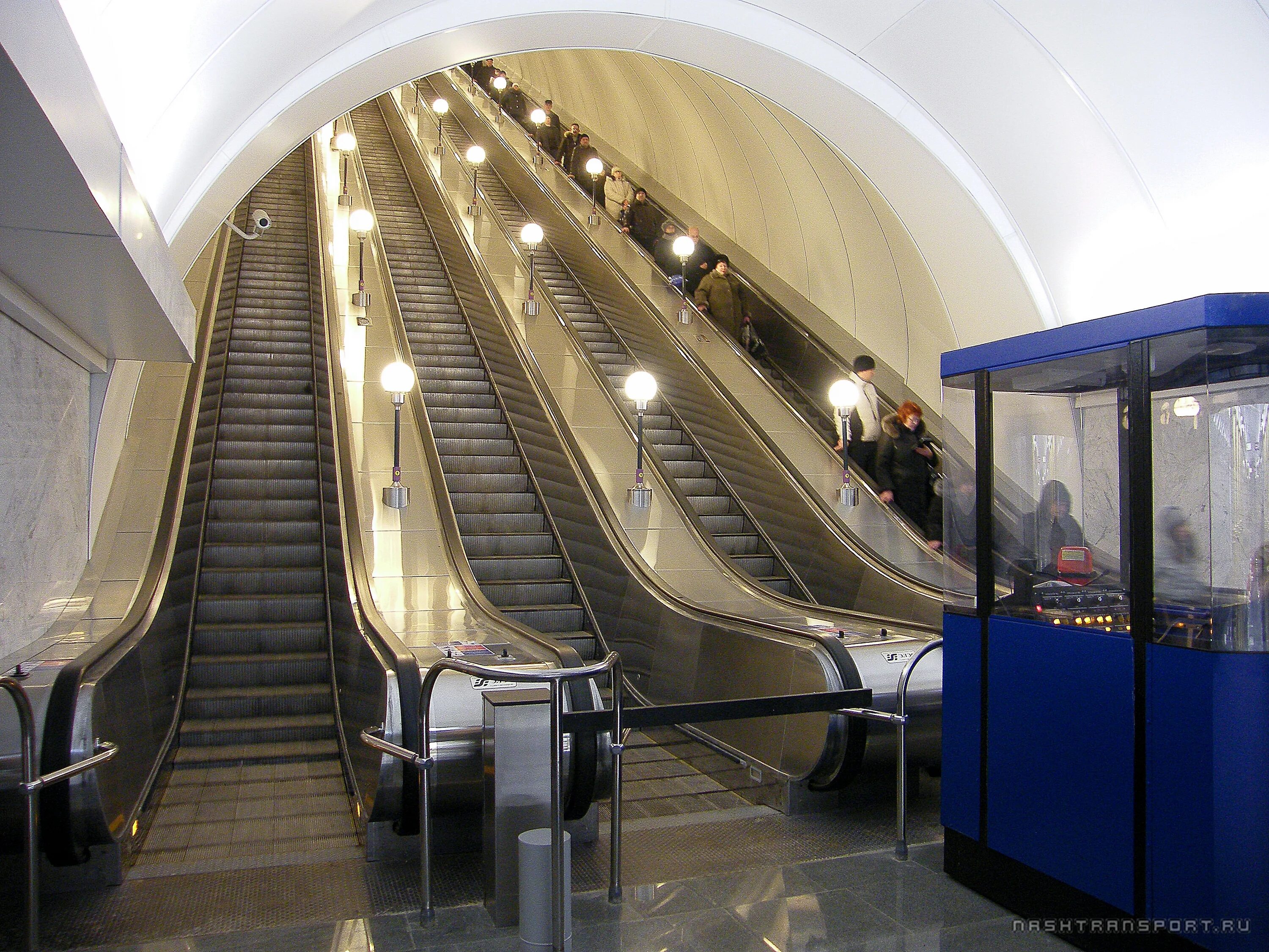 Метро спб отзывы. Станция Международная Санкт-Петербург. Адмиралтейская метро эскалатор. Международная (станция метро, Санкт-Петербург). Эскалатор метро Международная.