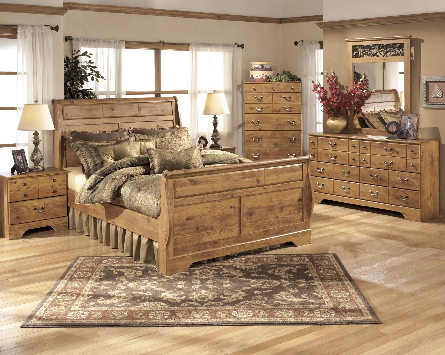 Спальня мебель дерево. Кровать в деревенском стиле. Мебель в деревенском стиле. Современная деревянная мебель. Деревянная мебель в интерьере.