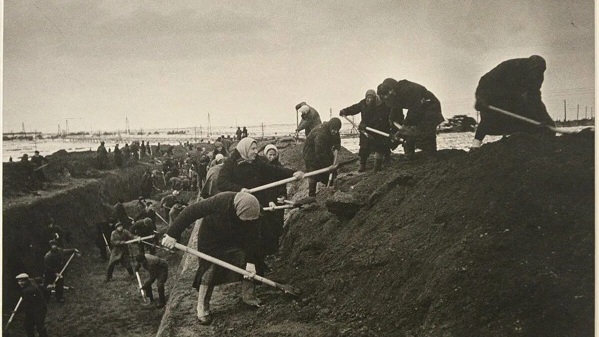 Противотанковый ров 1941. Сурский оборонительный рубеж 1941. Строительство оборонительных рубежей. Оборонительные линии в москве 1941. Сурский рубеж окопы.