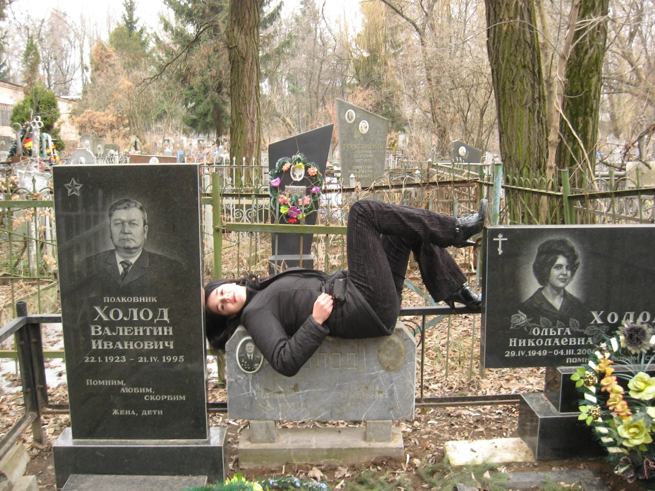 Памятники на кладбище. Красивые памятники на кладбище. Памятник на могилу на подзахоронение. Свежая могила на кладбище. Могильный памятник на кладбище.