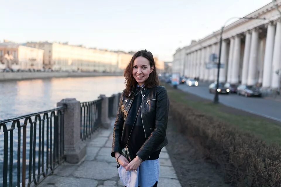 красивые женщины питера. фотосессия в питере. заказ девушка санкт петербург. фотосессия на крыше. девушка на фоне санкт-петербурга.