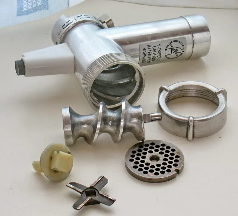 Мясорубка ручная в разборе. Советская мясорубка в разборе. Мясорубка электрическая meat mincer model hm-12ns. Электрическая мясорубка supra mgs 1351. Ручная мясорубка детали.