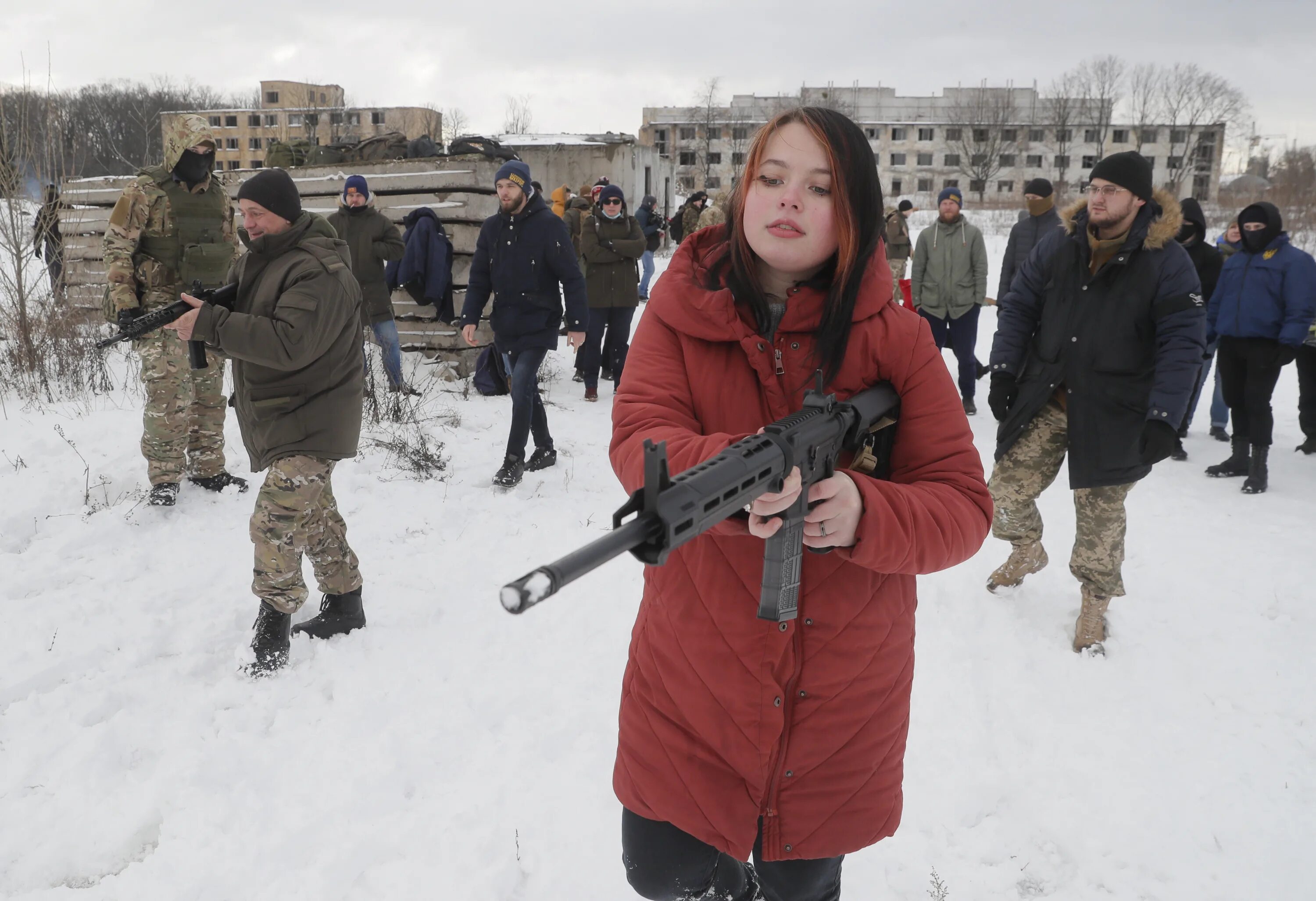 Канал новости про украину. Украинские дети с оружием. Украинец с автоматом. Украинские дети с автоматами.