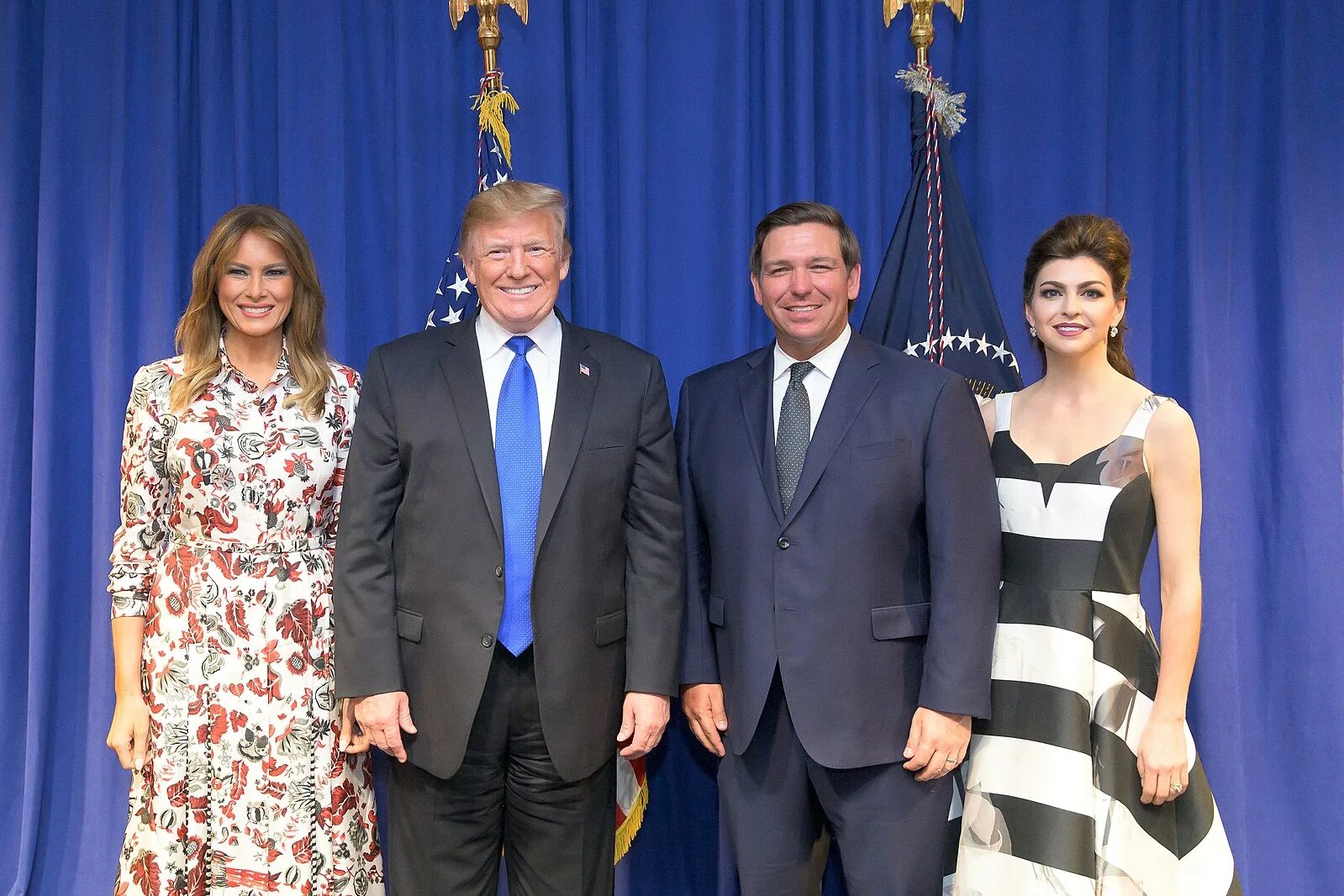 Десантис республиканец. Рон десантис и трамп. десантис губернатор флориды. десантис губернатор флориды с женой. рон десантис губернатор штата флорида жена.