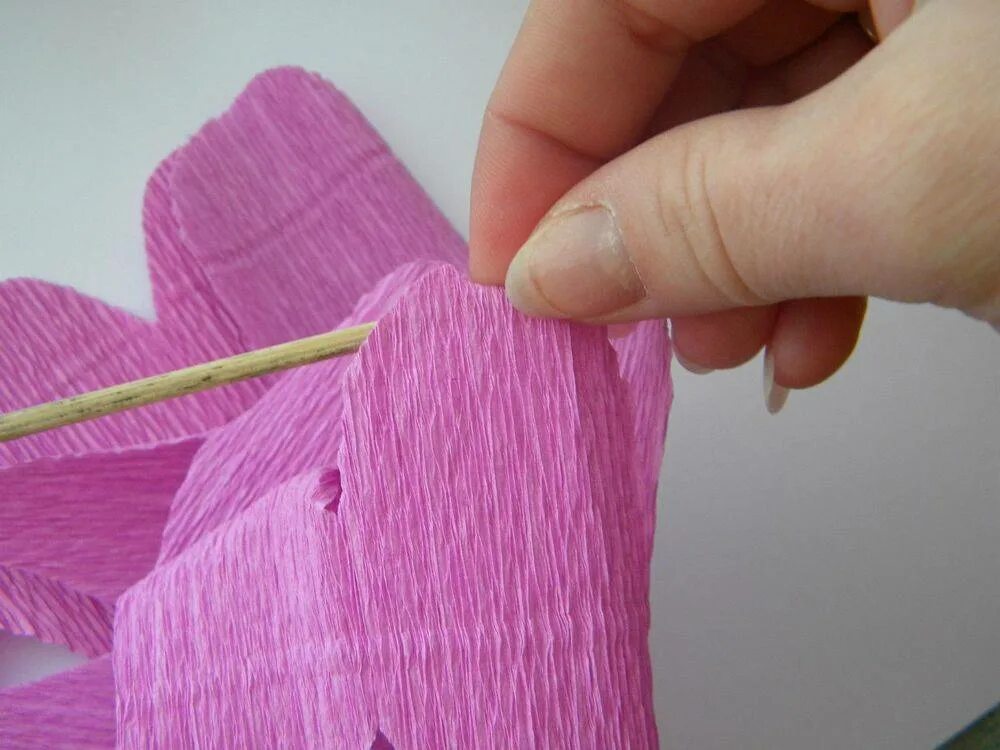 Розы из гофрированной бумаги. Цветы из гофрированной бумаги видео. Цветы из гофрированной бумаги. Гофрированная бумага цветы. Поделки низ гофпмпрванной бумаги.