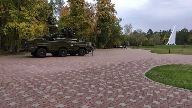 Работа партизанской поляны. Мемориальный комплекс «партизанская поляна». музей партизанская поляна брянск. вечный огонь на партизанской поляне брянск. партизанская поляна кафе брянский лес.