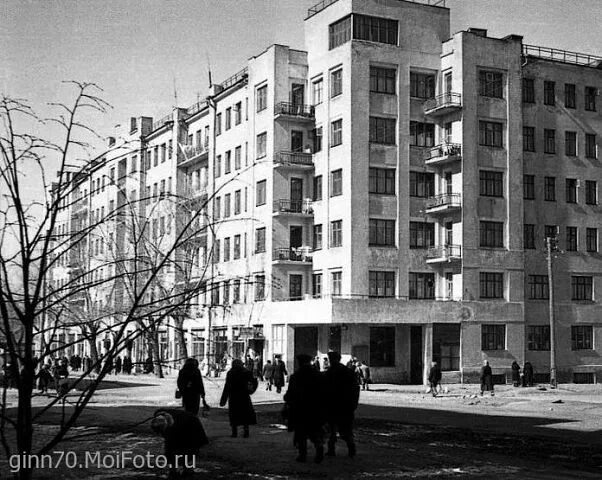 Доме коммуне в советское время. Дом-коммуна (Гомель). Гомель дом коммуна в войну фото. Гомель дома 1955 года. Дом Коммуны Гомель история.