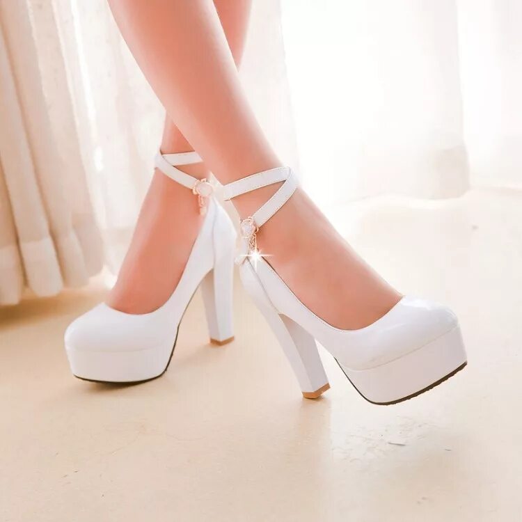 Свадебные туфли. Туфли белые. Белые туфли на свадьбу на высоком каблуке. Белые каблуки. Свадебные туфли.