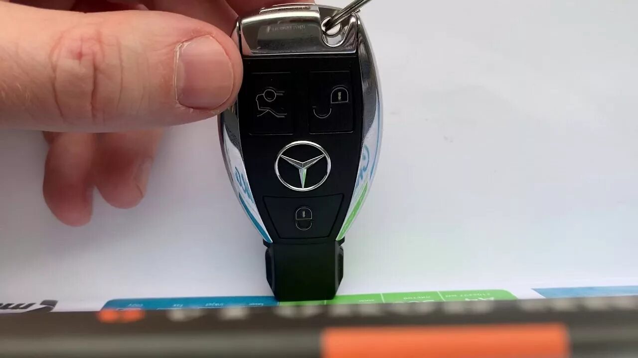 Как поменять батарейку мерседес. Батарейка в пульт мерседес w210. Батарейка на ключ мерседес 211. Как поменять батарейку мерседес. Батарейка для ключа мерседес w211.