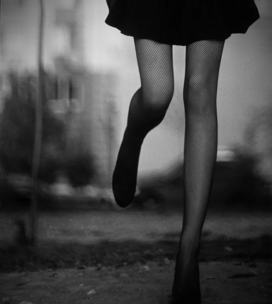 Красивые женские ноги. Ноги черно белые. Длинные ноги. Стройные ножки.