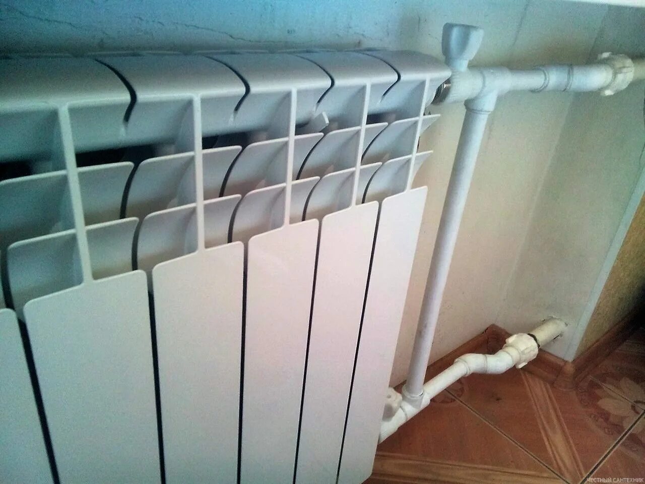 Потекли радиаторы отопления. Течь батареи отопления в квартире. Замена радиаторов отопления. Сантехника батареи. Протекает радиатор отопления.