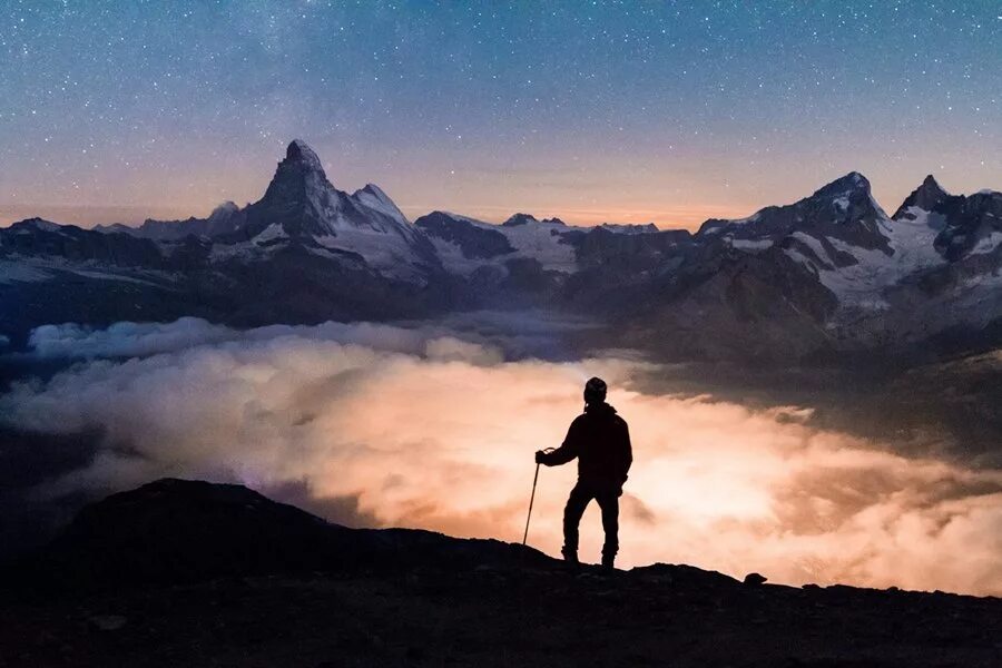 Горы пацаны песню горы. Вершина горы. Pexels sebastian. Мужик на горе. Парень в горах.