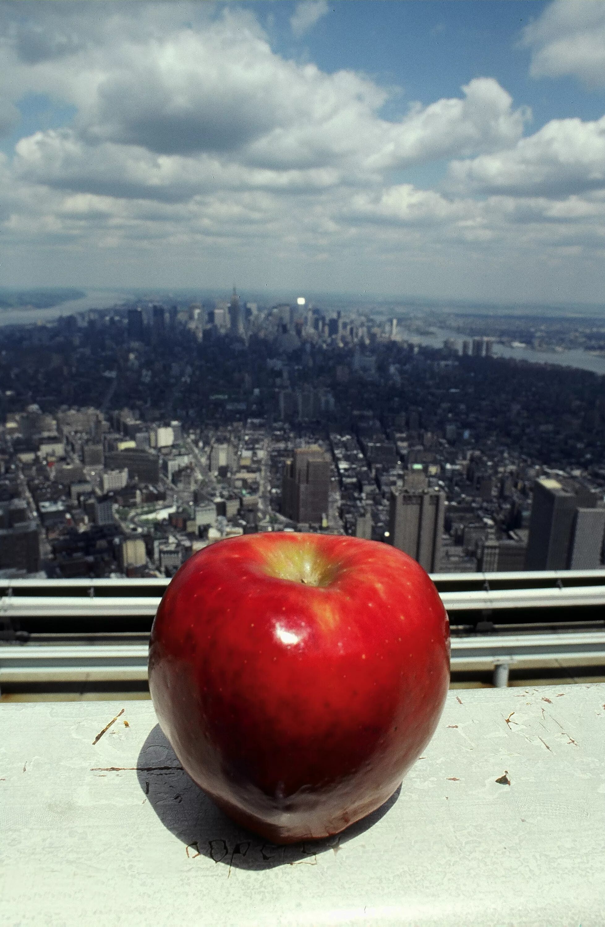 Large apple. Нью йорк биг эпл. биг эппл (big apple). нью йорк яблоко. большое яблоко нью-йорк.