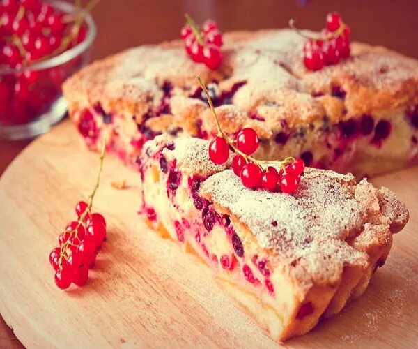 Арония выпечка. Пирог с черной смородиной. Смородиновый пай. Шарлотка с черной смородиной в духовке рецепт фото пошагово. Пирог со смородиной замороженной.