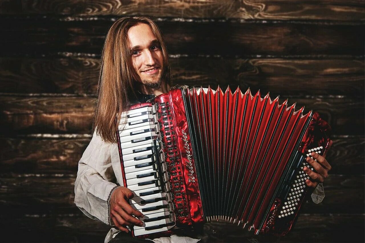 На них играл баян. Музыкант на баяне. мужчина с аккордеоном. парень с баяном. музыкант с аккордеоном.