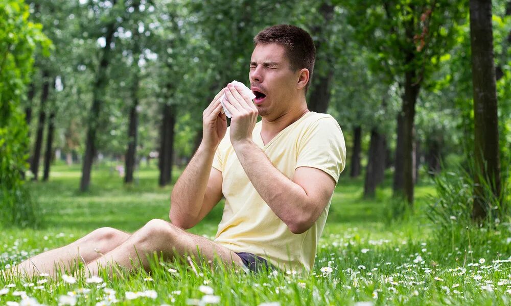 Картинка чтобы чихнуть. Красные пятнпятна на лице. У парня аллергия на людей. Человек чихает. Аллергик мужчина.