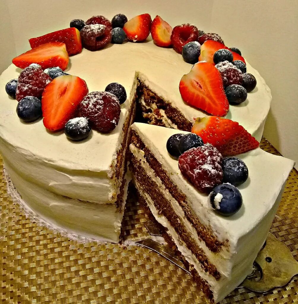 Вкусный готовый торт. Торт классический. Медовик с кремом чиз и ягодами. Торт из коржей. Торт с медовыми коржами.