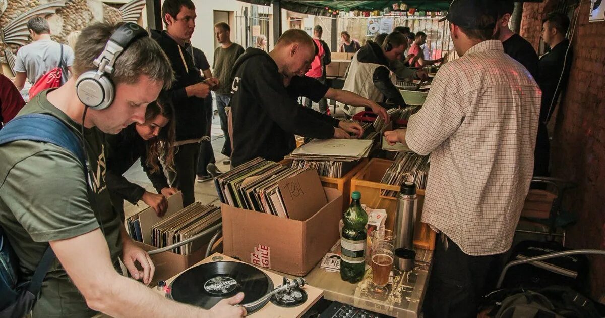 Виниловый маркет стильные фото. Маркет винила. Магазин винила америка. Магазин виниловых пластинок санкт-петербург. Магазин виниловых пластинок.
