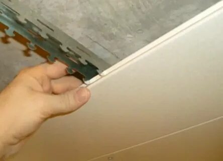 Разобрать потолок из панелей в ванной