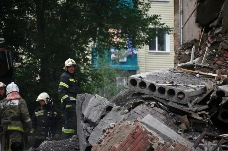 Омск обрушение дома 12 августа. В Омске обрушился дом. Обвал здания в Омске. В Омске обрушился дом август 2022. Обрушение стены дома в Омске.