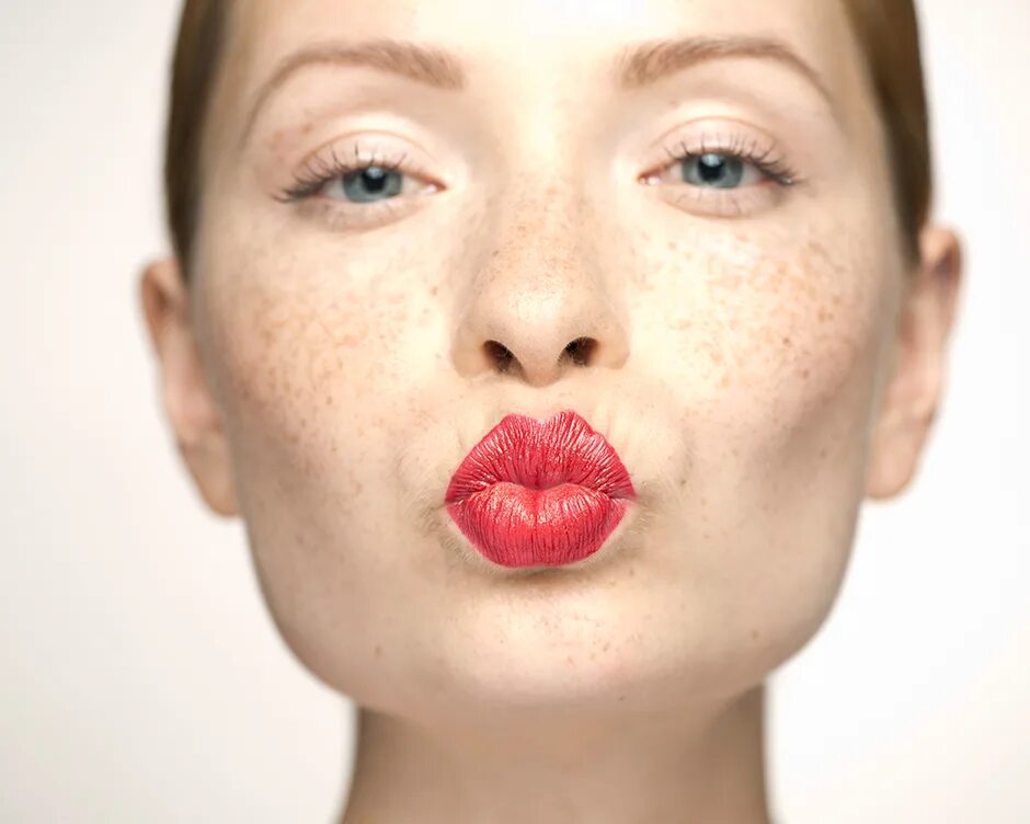 Вытянутые губы для поцелуя. Вытягивают губы. Упражнения для губ трубочка. Вытягивают губы. Красивые губки девушек.