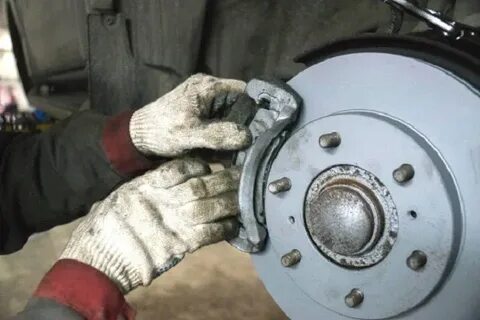 Как свести тормозные колодки