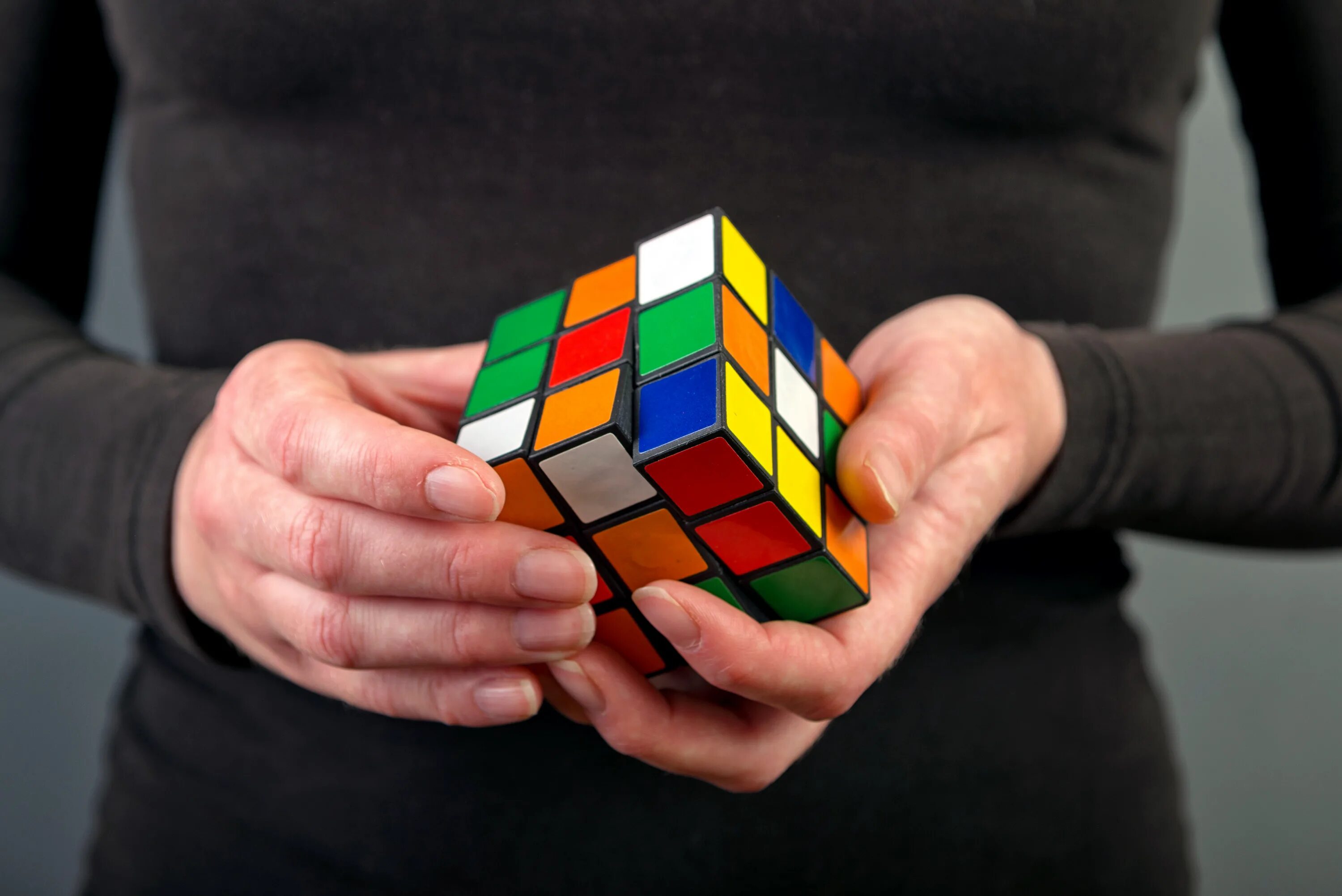 Включи рубик. Кубик Рубика в руках. Рука с кубиками. Человек с кубиком Рубика. Собранный кубик Рубика в руках.