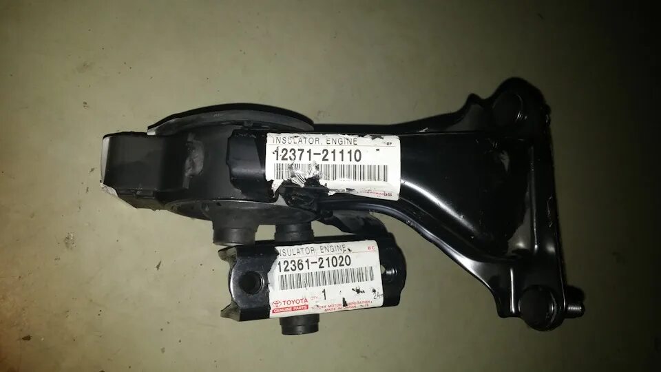 Подушка двигателя 1zz. Toyota 12371-21110 опора двигателя. опора двс 1zz. подушки двигателя 1nz-fe. опора двигателя 2 nz задняя.