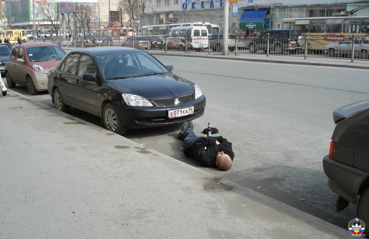 Занял место парня. Занял место на парковке. Парковка прикол. Занял место на парковке прикол. Парковка во дворе прикол.