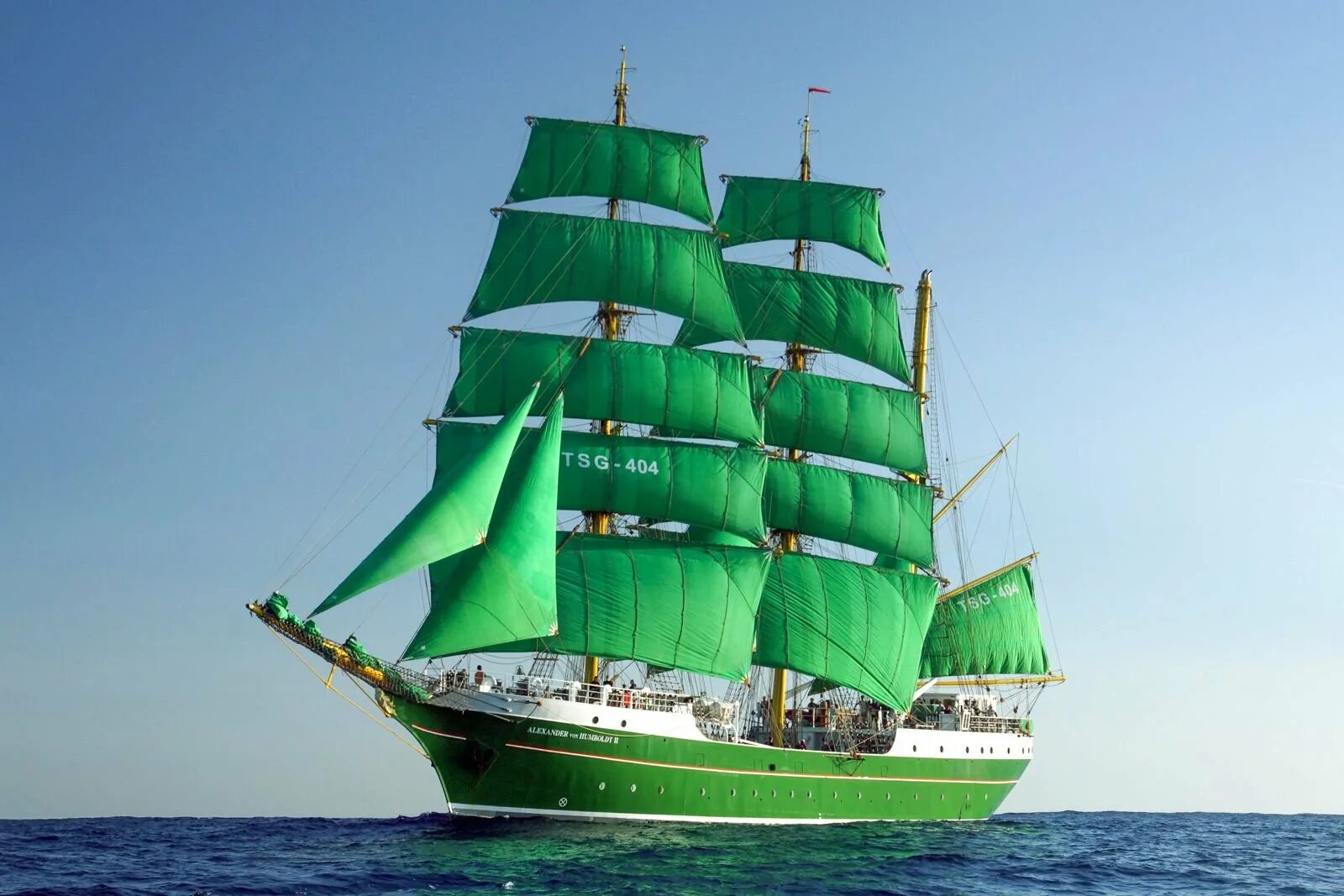 Китайское судно с парусами циновками 6. Парусник Alexander von Humboldt. Парусник Statsraad Lehmkuhl.